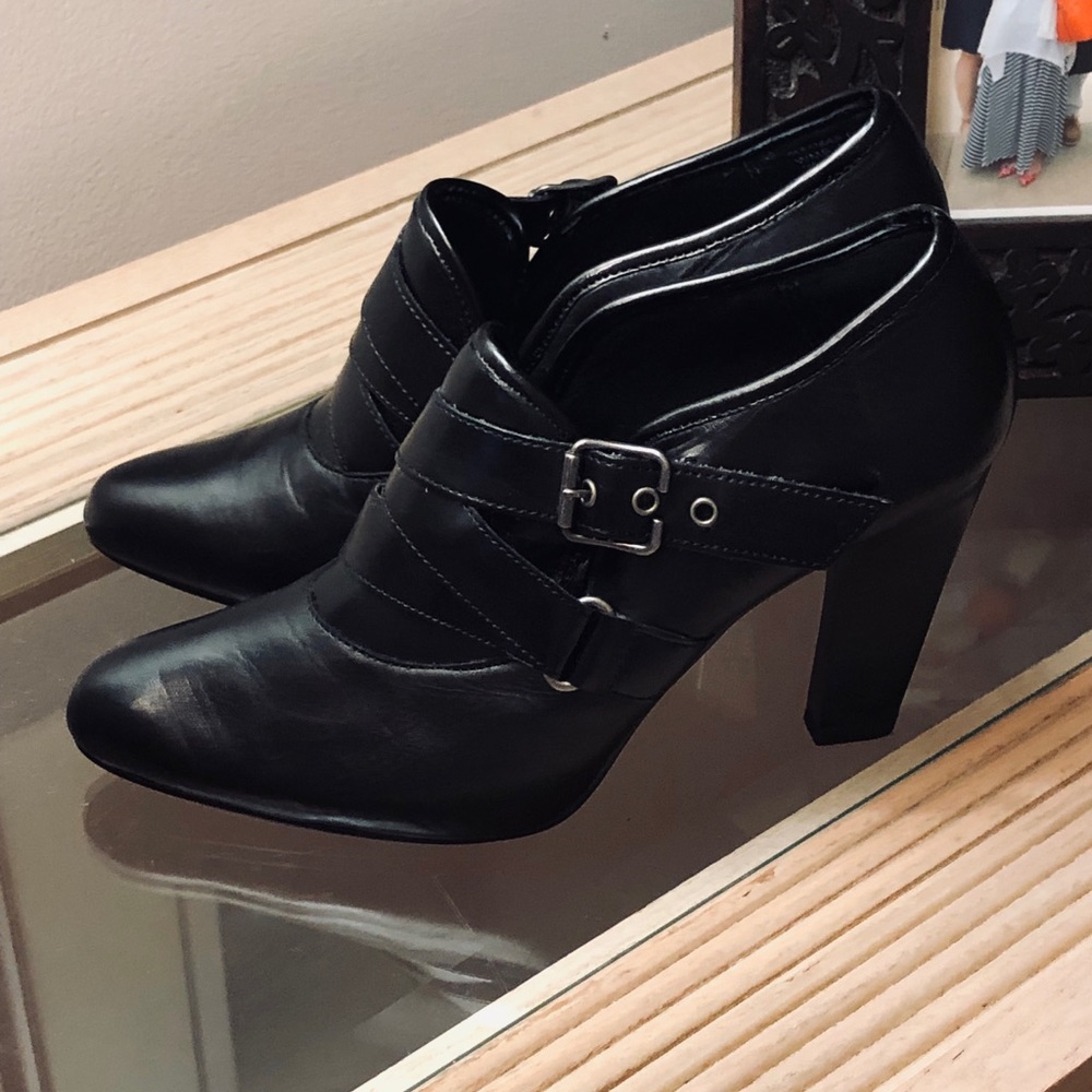 Vera Wang Black Leather Shoes